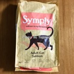 プレミアムキャットフード『シンプリー』を早速あげてみました