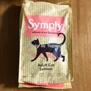 プレミアムキャットフード『シンプリー』を早速あげてみました